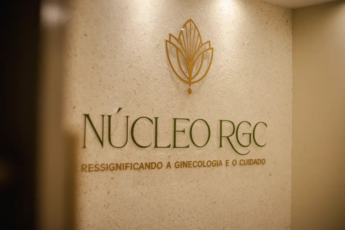 Marca do Núcleo RGC em relevo na parede da clínica